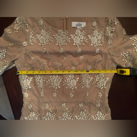 Badgley Mischka Lace Midi Dress - gold and cream - Picture 12 of 12